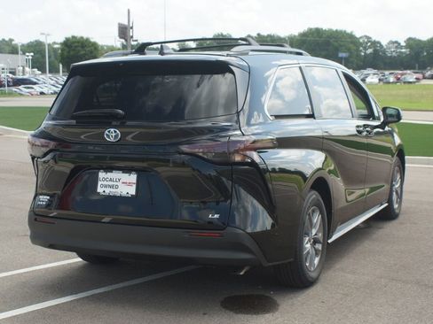 Certified 2025 Toyota Sienna LE FWD image 20