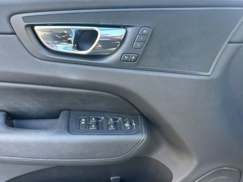 Used 2018 Volvo XC60 T5 Momentum w/ Convenience Package image 12