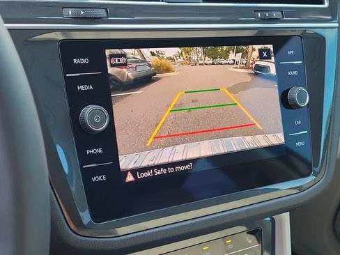 Certified 2023 Volkswagen Tiguan SE w/ Panoramic Sunroof Package FWD image 23