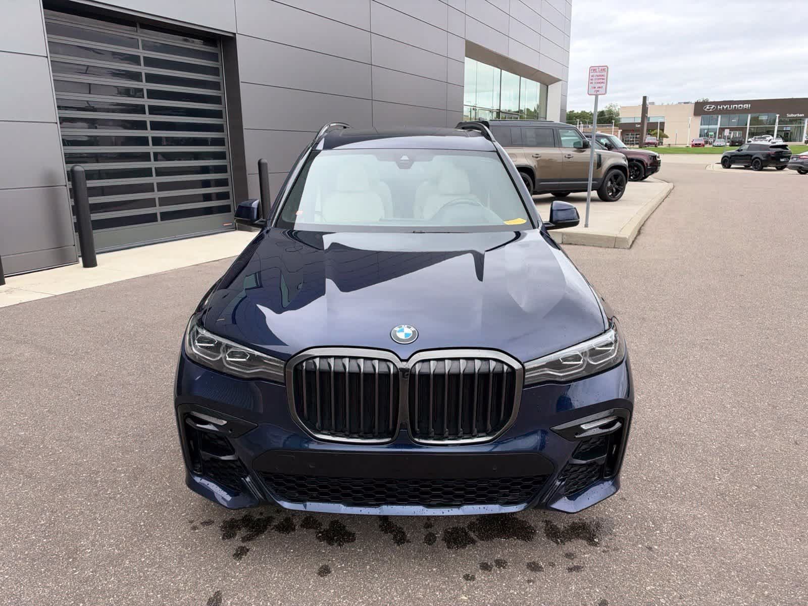 Used 2022 BMW X7 xDrive40i w/ M Sport Package AWD/4WD image 8
