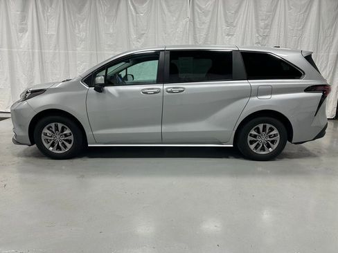 Used 2025 Toyota Sienna LE image 4
