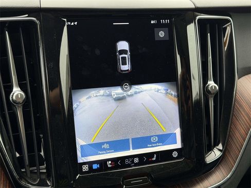 Used 2023 Volvo XC60 B5 Plus image 4