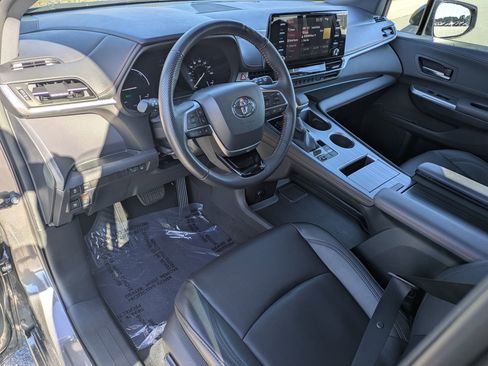 Used 2022 Toyota Sienna XSE image 9