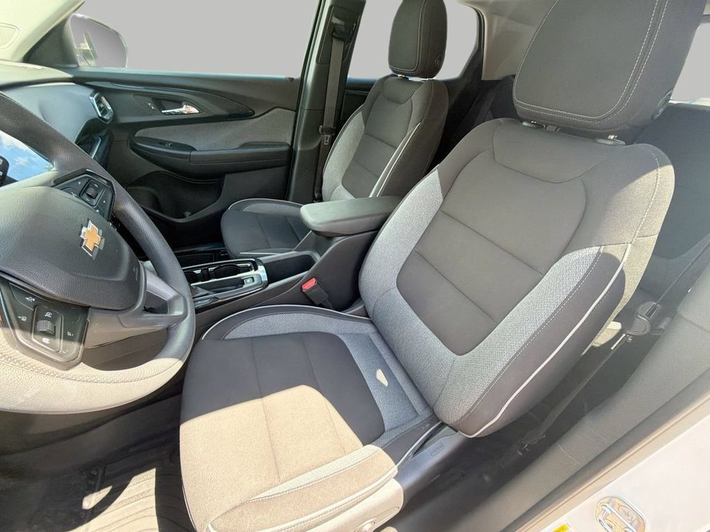 Used 2023 Chevrolet TrailBlazer LT FWD image 16