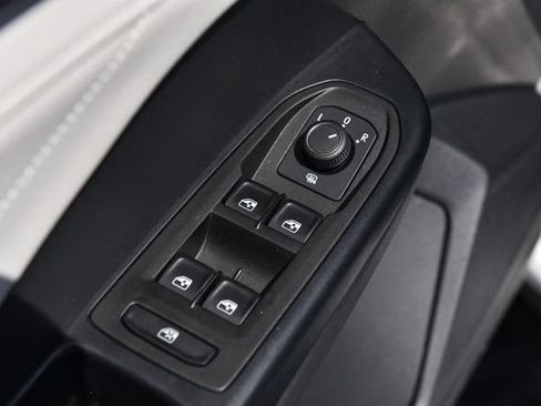 Used 2025 Volkswagen Taos SEL AWD/4WD image 8