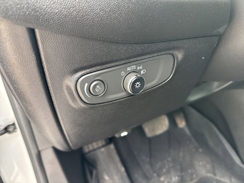 Used 2018 Chevrolet Equinox LT image 17