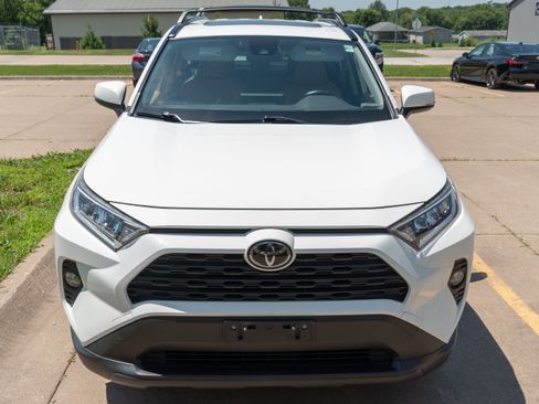 Used 2019 Toyota RAV4 XLE Premium FWD image 3