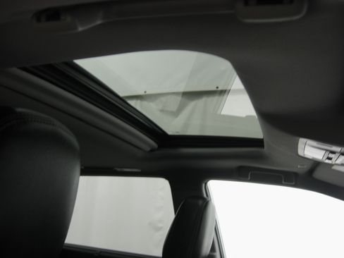 Used 2019 Toyota Highlander XLE image 3