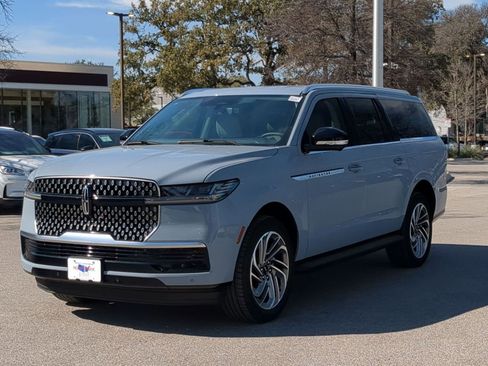 New 2026 Lincoln Navigator L Premier image 7