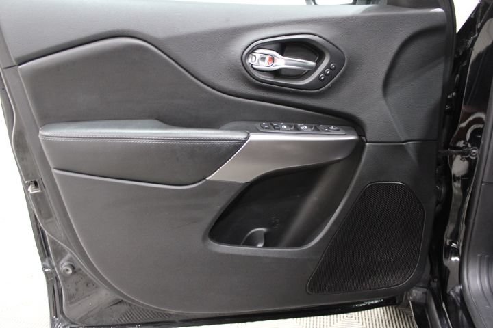 Used 2019 Jeep Cherokee Limited AWD/4WD image 16