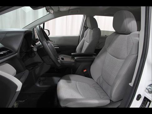 Used 2024 Toyota Sienna LE AWD/4WD image 5