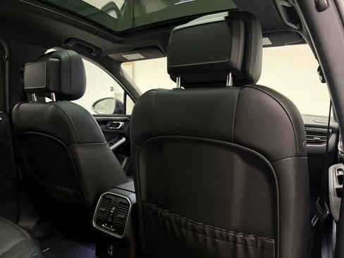 Certified 2023 Porsche Macan S AWD/4WD image 29