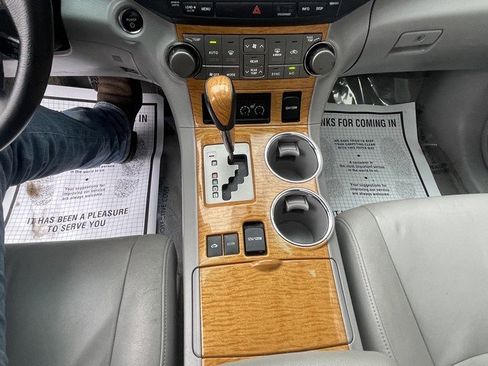 Used 2010 Toyota Highlander Limited image 20