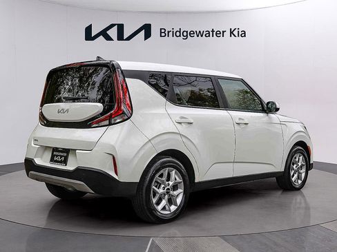 Certified 2025 Kia Soul LX w/ LX Technology Package FWD image 2