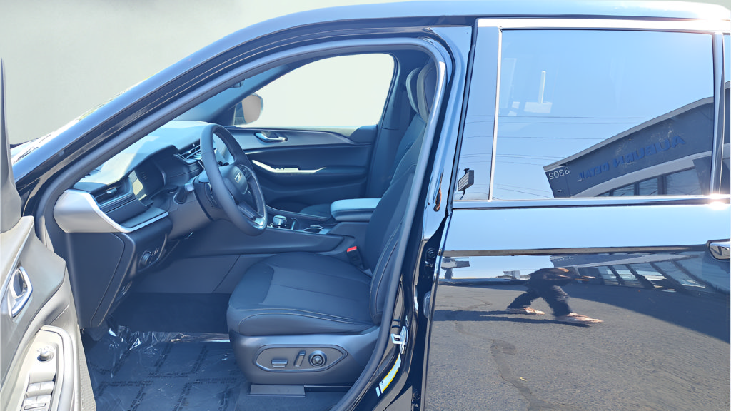 Used 2025 Jeep Grand Cherokee Laredo AWD/4WD image 10