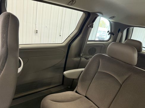 Used 2002 Dodge Caravan SE image 46