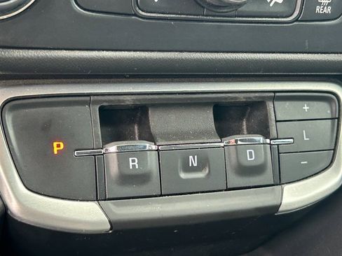 Used 2024 GMC Terrain SLT image 17