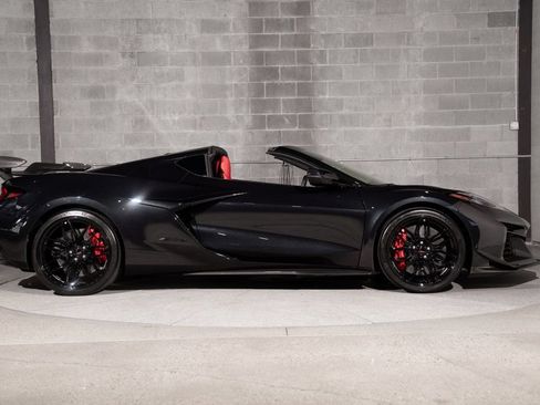 Used 2024 Chevrolet Corvette Z06 w/ Z07 Performance Package RWD image 2