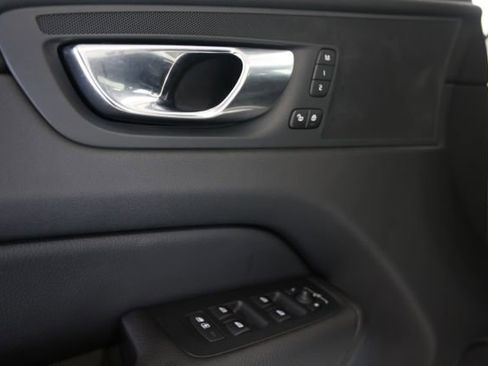 Used 2021 Volvo XC60 T6 Momentum image 25