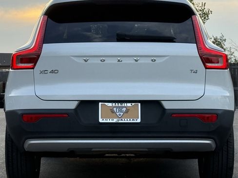 Used 2022 Volvo XC40 T4 Momentum image 4