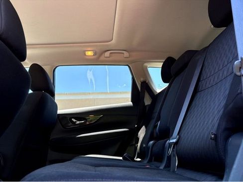 Used 2018 Nissan Rogue SV AWD/4WD image 18