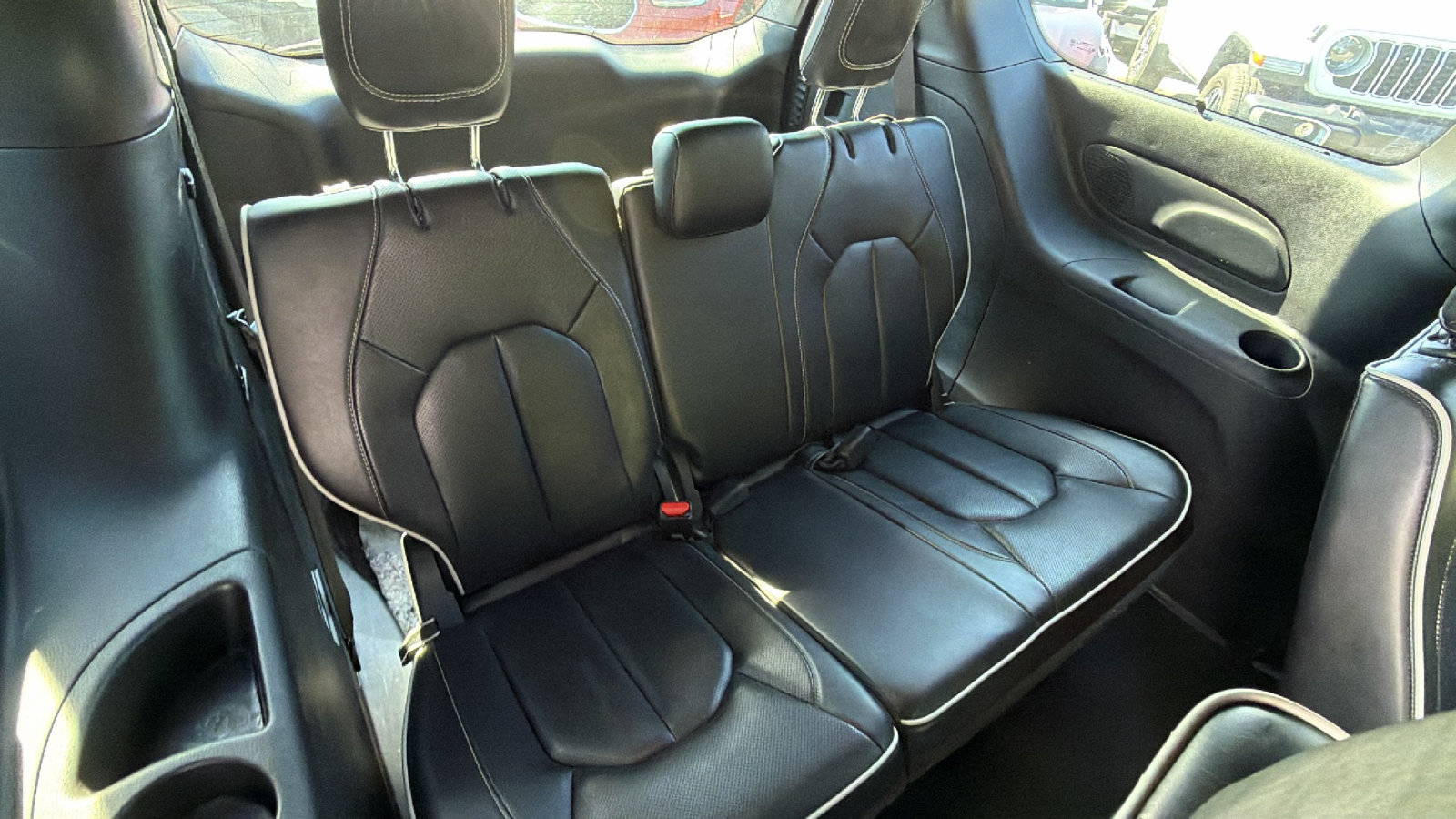 Used 2025 Chrysler Pacifica Limited FWD image 21