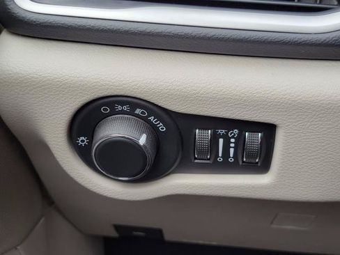 Used 2023 Chrysler Voyager LX FWD image 14