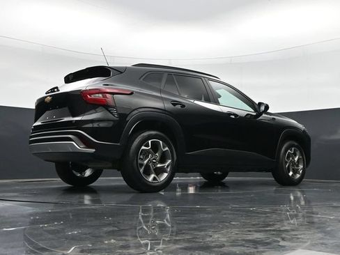 Used 2025 Chevrolet Trax LT w/ LT Convenience Package FWD image 39