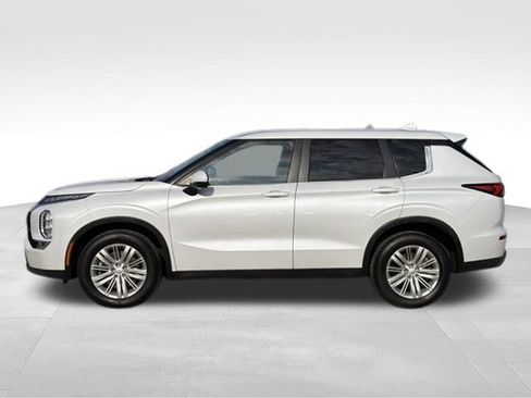 Used 2023 Mitsubishi Outlander ES FWD image 2