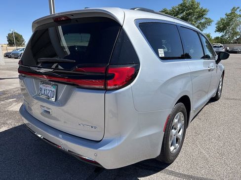 Used 2023 Chrysler Pacifica Limited w/ Uconnect Theater Family Group FWD image 4