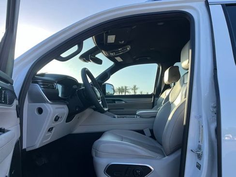 Certified 2025 Jeep Wagoneer 4WD image 11