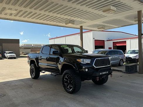 Used 2017 Toyota Tacoma SR5 w/ Tow Package RWD image 3
