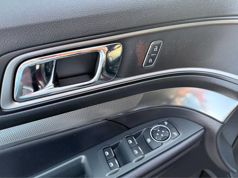 Used 2018 Ford Explorer XLT w/ Equipment Group 202A image 19