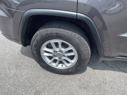 Used 2019 Jeep Grand Cherokee Laredo AWD/4WD image 32