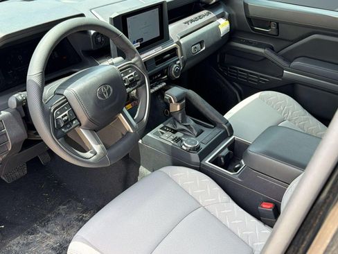 Used 2025 Toyota Tacoma SR5 AWD/4WD image 4