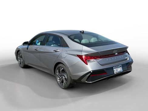 Certified 2025 Hyundai Elantra Limited image 3