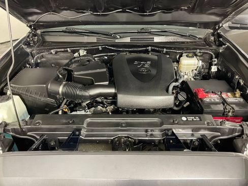 Used 2019 Toyota Tacoma TRD Off-Road w/ Exterior Package AWD/4WD image 9