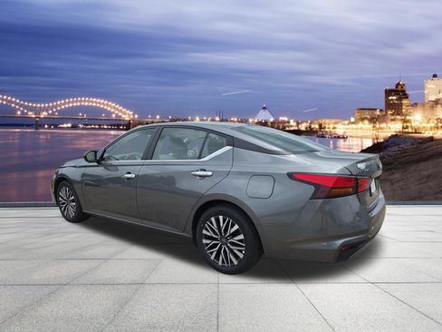 Used 2025 Nissan Altima 2.5 SV FWD image 3