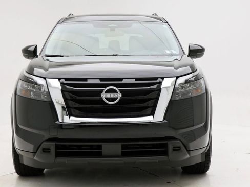 Used 2025 Nissan Pathfinder SV image 4