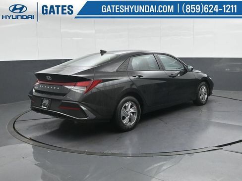New 2026 Hyundai Elantra SE image 2
