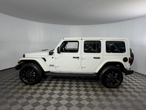 Used 2025 Jeep Wrangler Unlimited Sahara AWD/4WD image 11