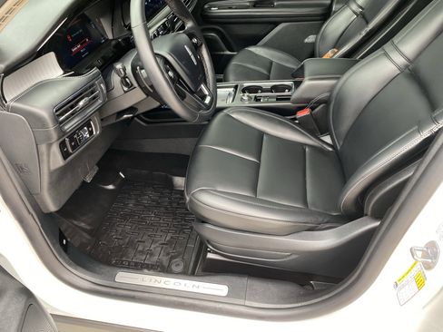 Used 2025 Lincoln Corsair AWD image 17