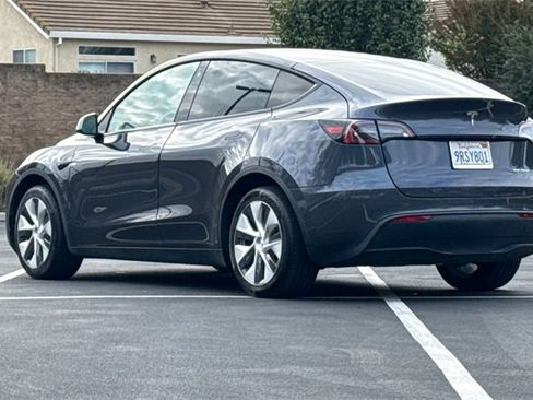 Used 2022 Tesla Model Y Long Range image 9