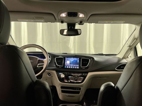 Used 2020 Chrysler Pacifica Limited image 17