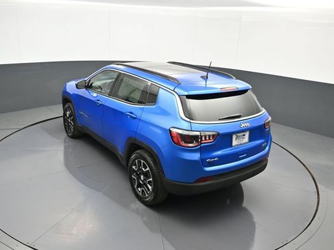 Used 2022 Jeep Compass Latitude w/ Sun and Sound Group AWD/4WD image 39