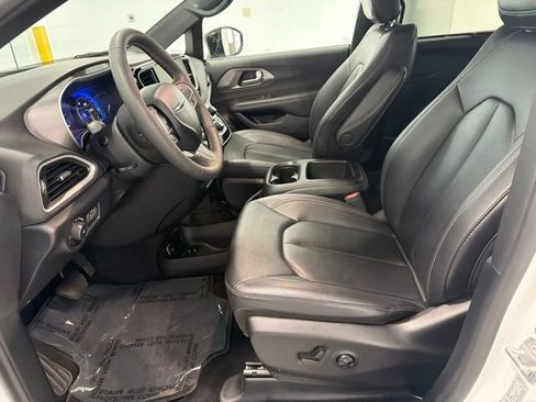 Used 2025 Chrysler Pacifica Select FWD image 9