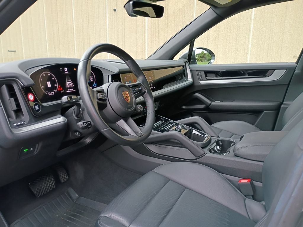 Certified 2024 Porsche Cayenne AWD/4WD image 4