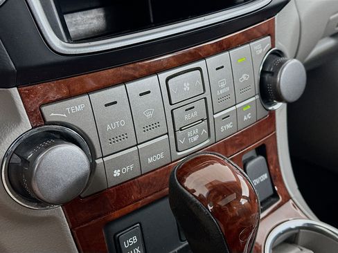 Used 2013 Toyota Highlander Limited AWD/4WD image 24