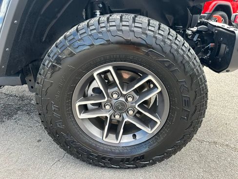 Used 2025 Jeep Gladiator Mojave AWD/4WD image 14
