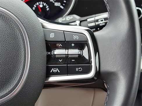 Used 2024 Kia Carnival LX image 22